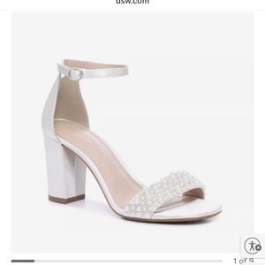 NWT Kelly & Katie Hildie pearl white sandal size 8